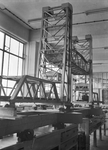 834818 Afbeelding van het model van de spoorweghefbrug over de Koningshaven te Rotterdam in de Technische School te ...